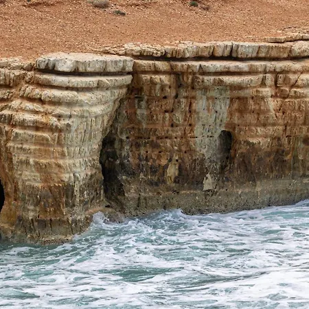 Lavi's Haven 2b, Paphos, Pool Apartment *